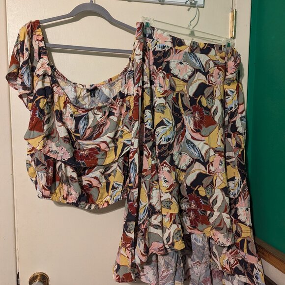 Torrid 2 piece set crop top and skirt size 3 - Picture 2 of 9